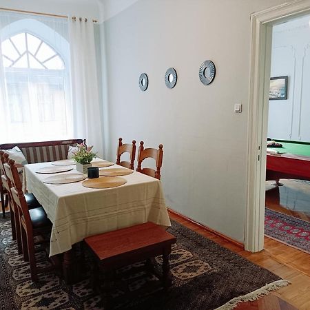 Unique Spacious Classic 3 Bedroom Midtown Apartment ! Billiard Room ! Riga Eksteriør billede