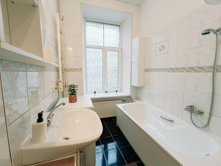 Unique Spacious Classic 3 Bedroom Midtown Apartment ! Billiard Room ! Riga Eksteriør billede