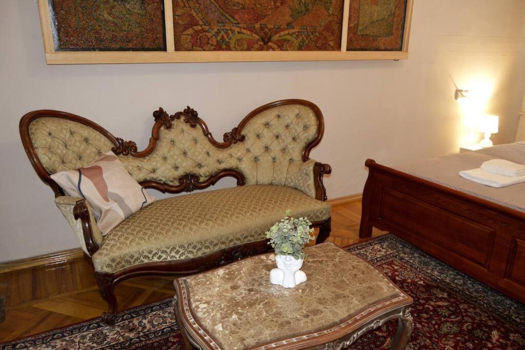 Unique Spacious Classic 3 Bedroom Midtown Apartment ! Billiard Room ! Riga Eksteriør billede