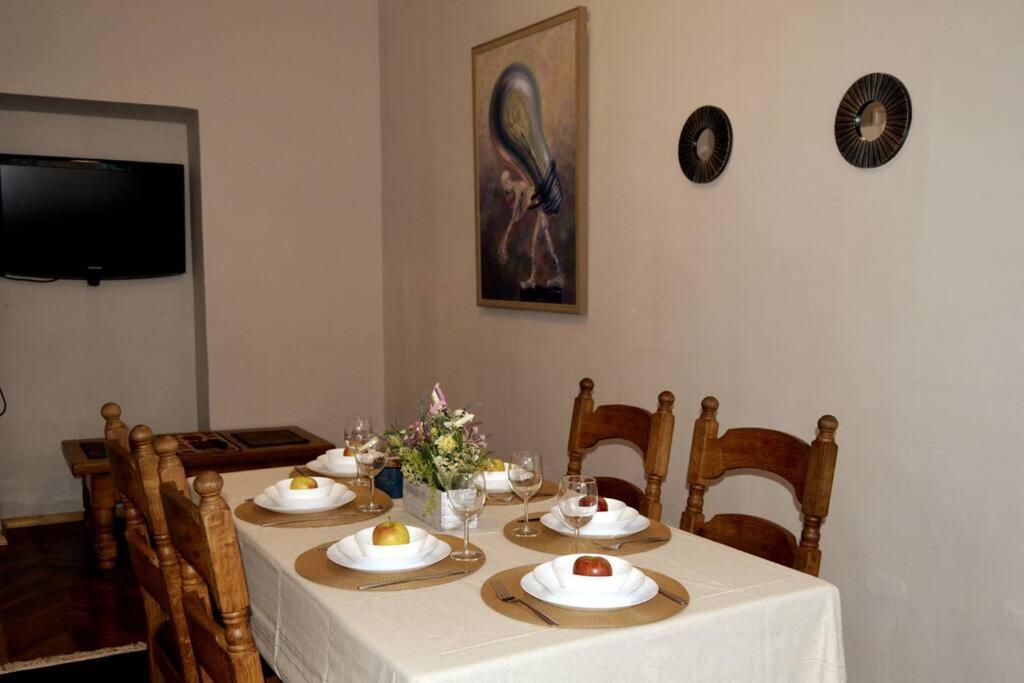 Unique Spacious Classic 3 Bedroom Midtown Apartment ! Billiard Room ! Riga Eksteriør billede