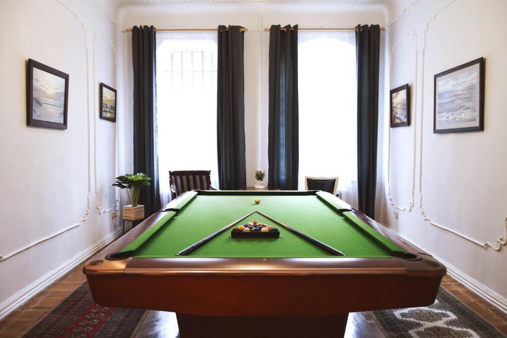 Unique Spacious Classic 3 Bedroom Midtown Apartment ! Billiard Room ! Riga Eksteriør billede