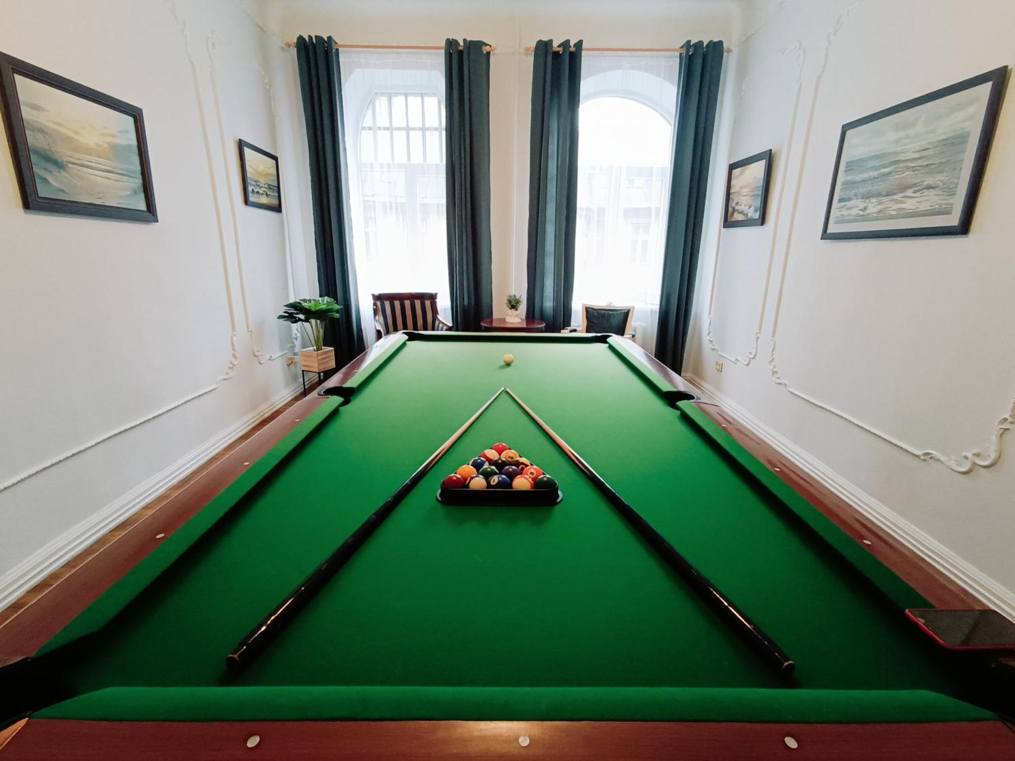 Unique Spacious Classic 3 Bedroom Midtown Apartment ! Billiard Room ! Riga Værelse billede